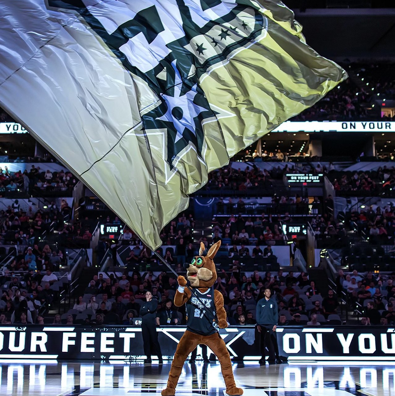 他再次用脚 他再次用脚